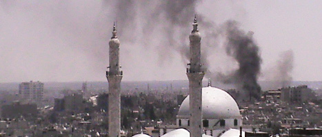 Våldet fortsätter i Syrien. Röken på denna bild kommer från den syriska arméns granater. Bilden är från staden Homs från tidigare i veckan. FOTO: AP Photo/SCANPIX